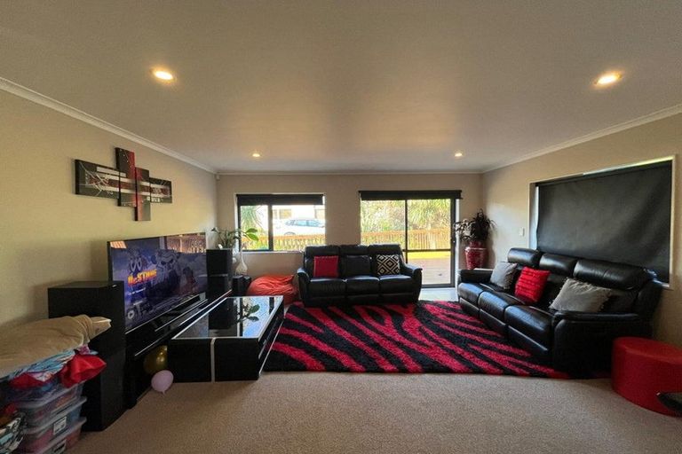 Photo of property in 19a Kelwyn Road, Kelston, Auckland, 0602