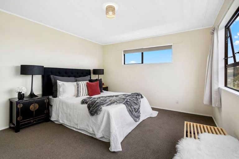 Photo of property in 28a Cheltenham Terrace, Newlands, Wellington, 6037