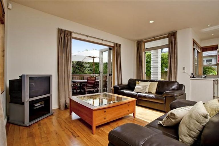 Photo of property in 2/190 East Coast Road, Forrest Hill, Auckland, 0620