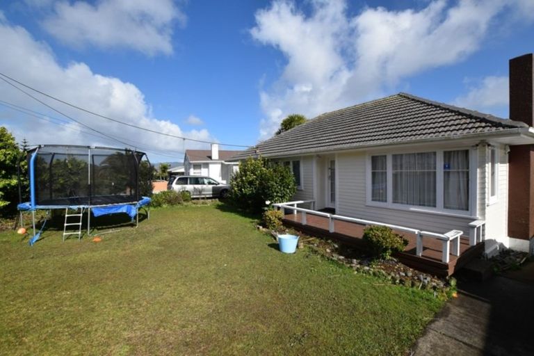 Photo of property in 25 Kirrie Avenue, Te Atatu South, Auckland, 0610