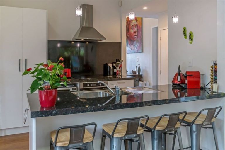 Photo of property in 2/31 Oteha Valley Road, Northcross, Auckland, 0632