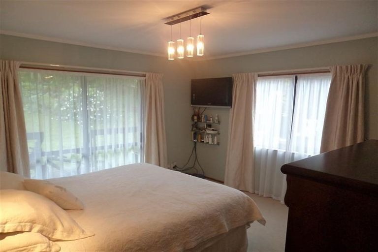 Photo of property in 1/130 Cliff View Drive, Green Bay, Auckland, 0604