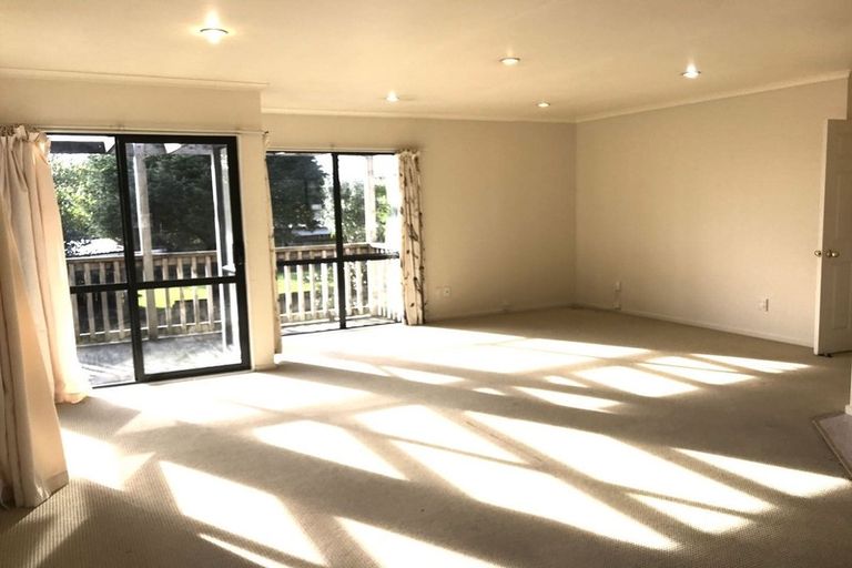 Photo of property in 15 Springside Place, New Lynn, Auckland, 0600