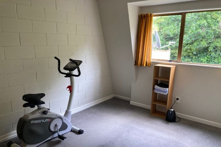 Photo of property in 95 Churton Drive, Churton Park, Wellington, 6037