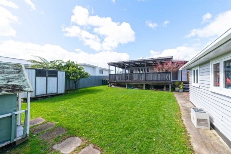 Photo of property in 11 Sylvan Crescent, Te Atatu South, Auckland, 0610