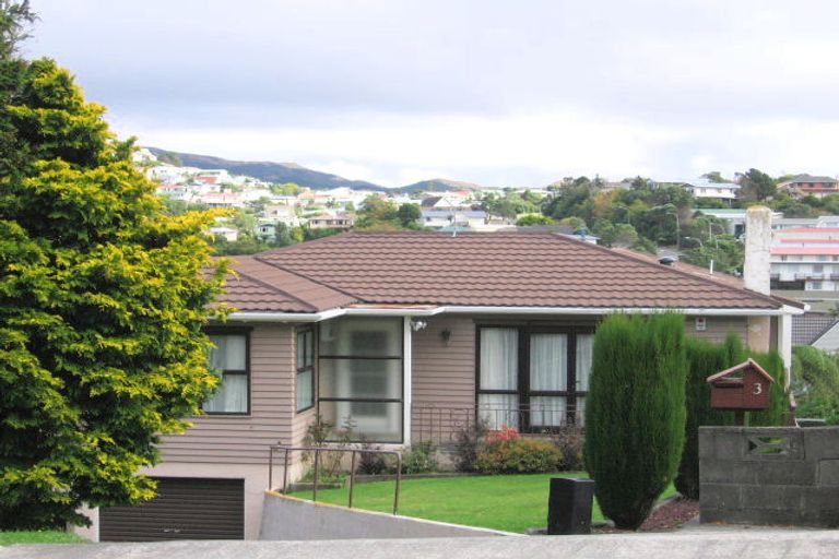 Photo of property in 3 Warrington Grove, Newlands, Wellington, 6037