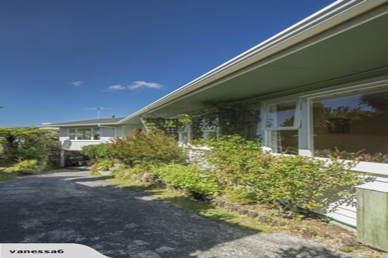 Photo of property in 26 Bellringer Crescent, Newlands, Wellington, 6037