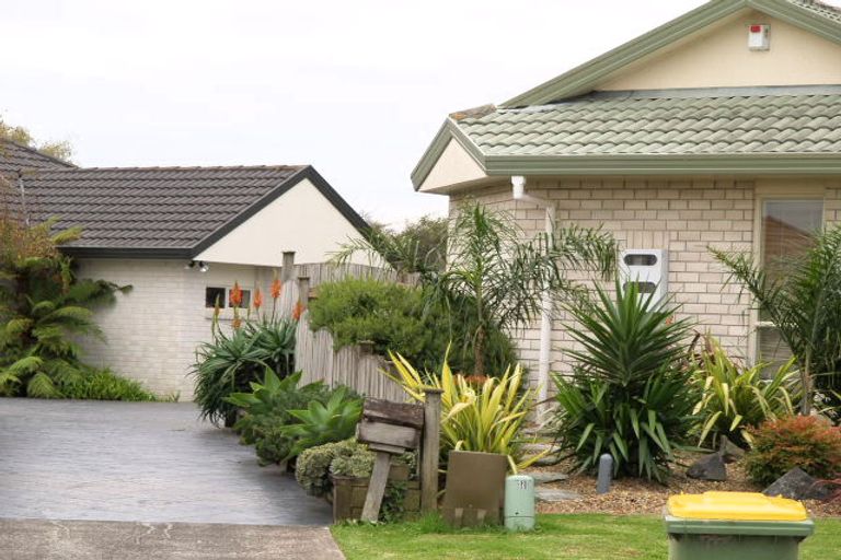 Photo of property in 18 Arrathorne Place, Northpark, Auckland, 2013