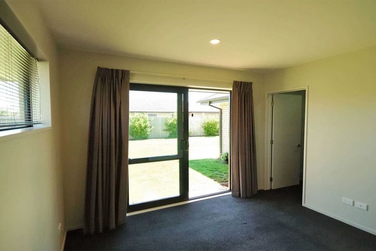 Photo of property in 17 Sequoia Way, Rangiora, 7400