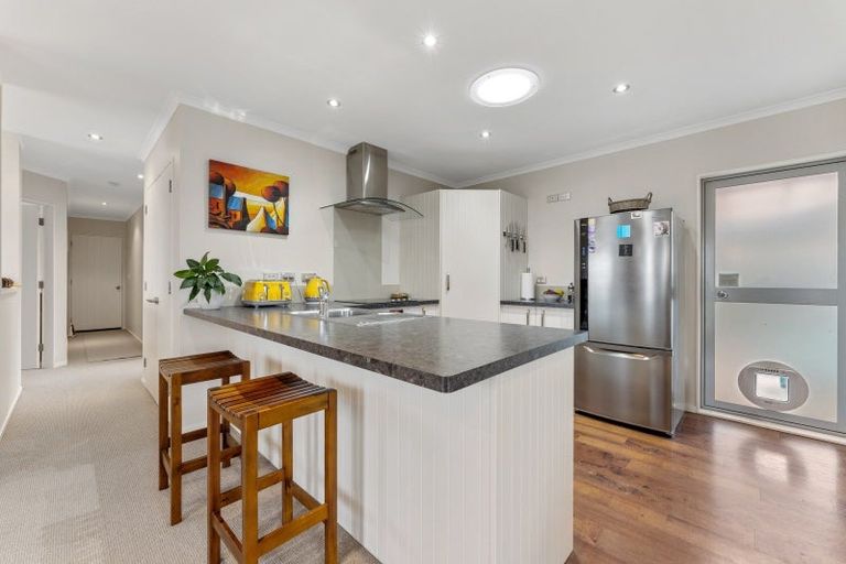 Photo of property in 16 Barry Curtis Place, Levin, 5510