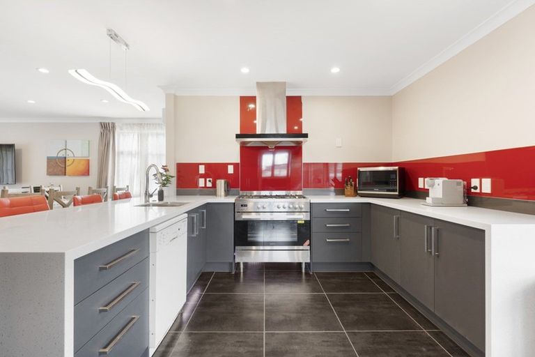 Photo of property in 134 Ruamahanga Crescent, Terrace End, Palmerston North, 4410