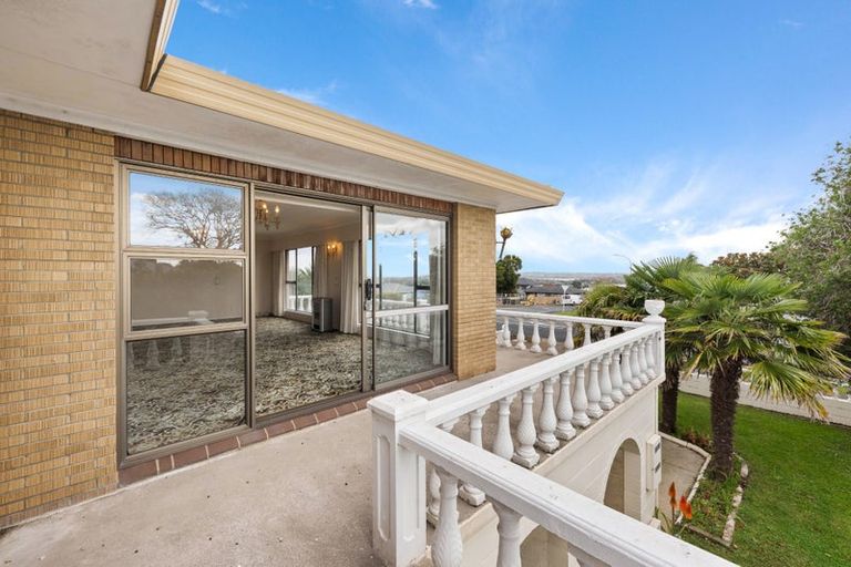 Photo of property in 44 Bradbury Road, Botany Downs, Auckland, 2010