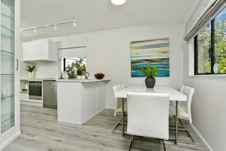 Photo of property in 2/17 Mirovale Place, Totara Vale, Auckland, 0629