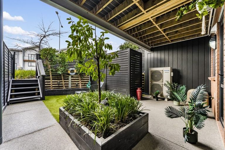 Photo of property in 72 Te Oneroa Way, Long Bay, Auckland, 0630