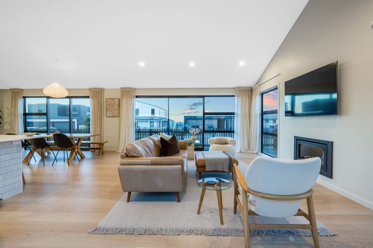 Photo of property in 75 Queen Charlotte Drive, Aotea, Porirua, 5024