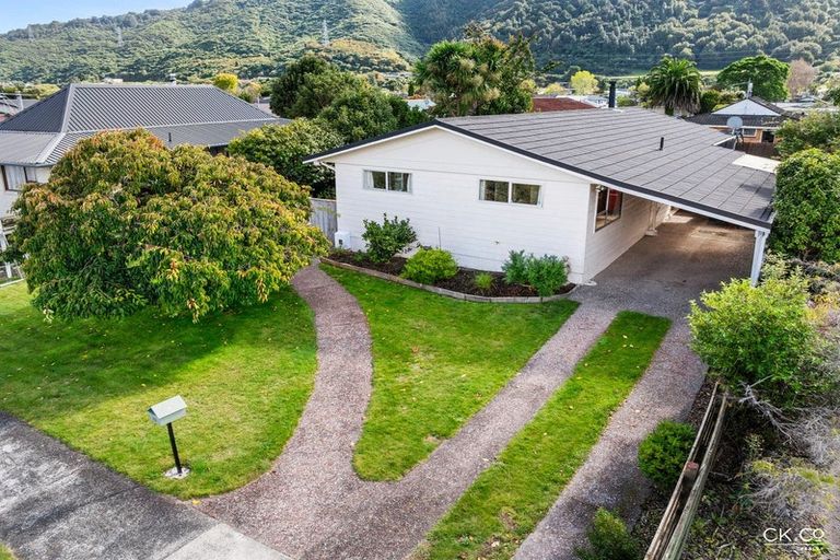 Photo of property in 28 Omaha Grove, Totara Park, Upper Hutt, 5018