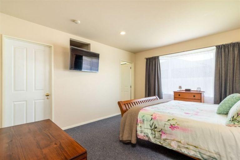 Photo of property in 4 Parkinson Place, Woodend, 7610