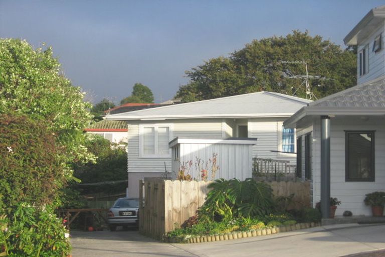 Photo of property in 1/10 Merton Avenue, Glenfield, Auckland, 0627