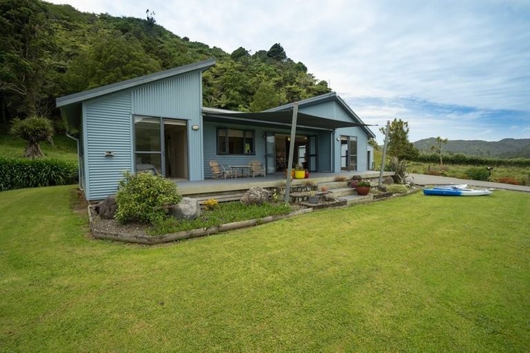Photo of property in 139 Te Mahoe Road, Mokau, 4376