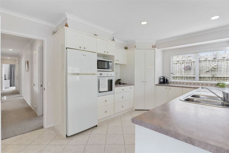 Photo of property in 6 Corta Bella Place, Golflands, Auckland, 2013