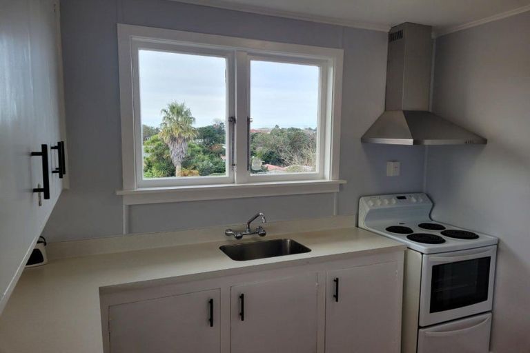 Photo of property in 79 Omata Road, Marfell, New Plymouth, 4310