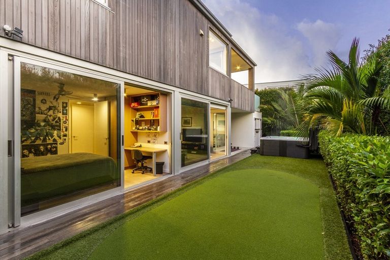 Photo of property in 21 Ocean View Road, Milford, Auckland, 0620
