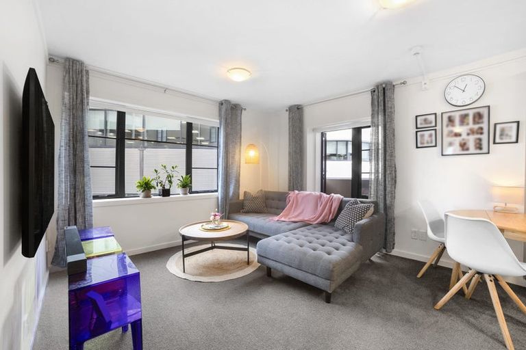 Photo of property in Westhaven Apartments, 2/127 Molesworth Street, Thorndon, Wellington, 6011