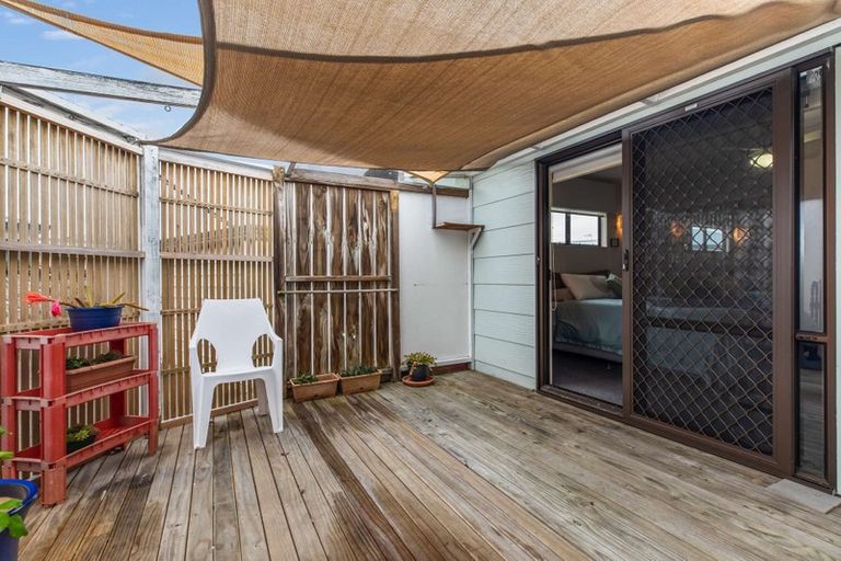 Photo of property in 46 Edgewater Parade, Waiuku, 2123