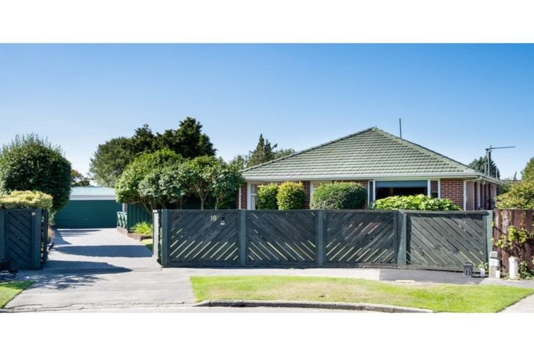 Photo of property in 18 Ilfracombe Place, Burnside, Christchurch, 8053