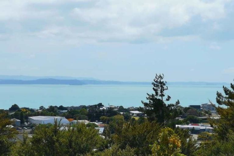 Photo of property in 125 Wade River Road, Stanmore Bay, Whangaparaoa, 0932