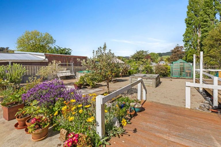 Photo of property in 8 Paraekaretu Street, Hunterville, 4730