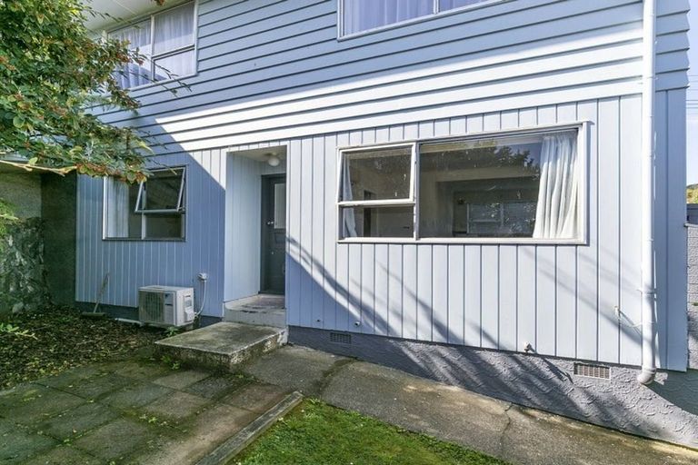 Photo of property in 1/17 Kowhai Street, Tawa, Wellington, 5028