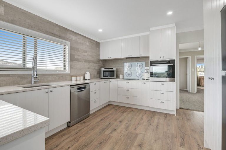 Photo of property in 42 Albatross Road, Red Beach, 0932