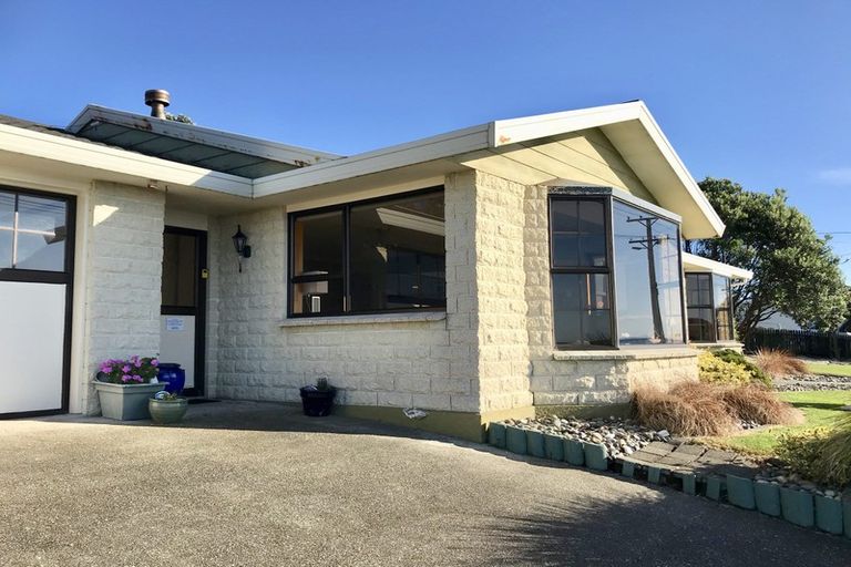 Photo of property in 100 Marine Parade, Bluff, 9814