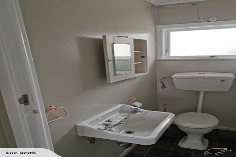 Photo of property in 2/27 Holland Road, Hillcrest, Auckland, 0627