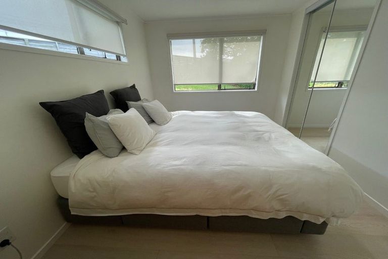 Photo of property in 2 Trias Road, Totara Vale, Auckland, 0629