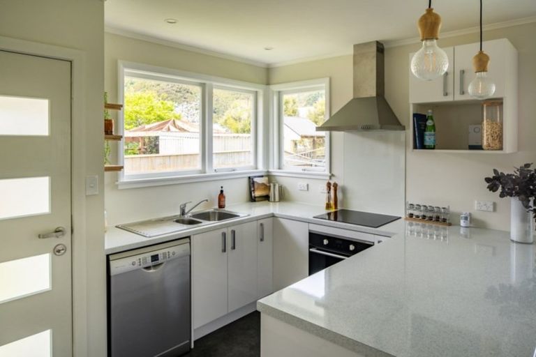 Photo of property in 9a Heather Grove, Fairfield, Lower Hutt, 5011