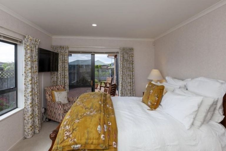 Photo of property in 8 Cranbrook Grove, Waikanae, 5036