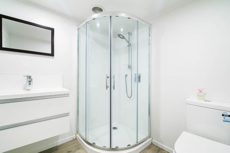 Photo of property in 1/8 Ludlow Terrace, Totara Vale, Auckland, 0627