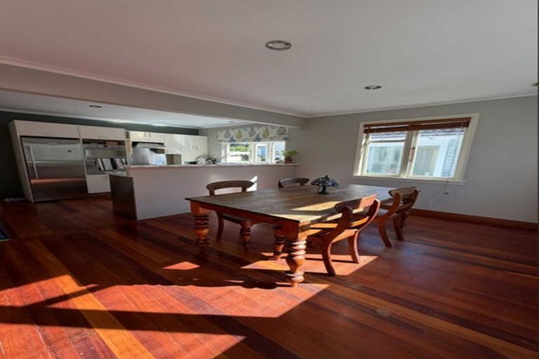 Photo of property in 16 Friend Street, Karori, Wellington, 6012