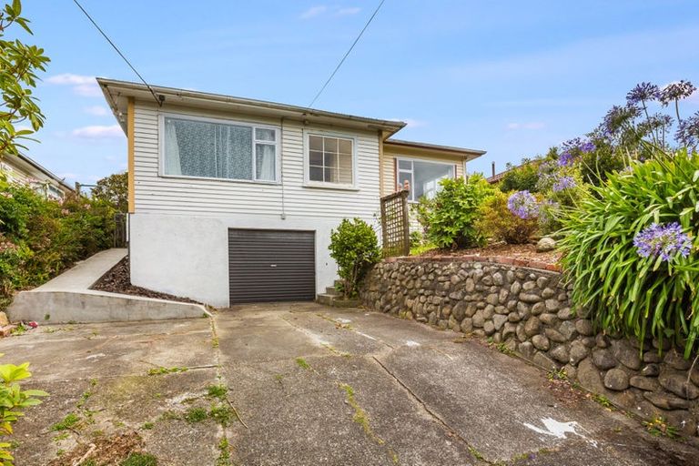 Photo of property in 16 Raroa Terrace, Tawa, Wellington, 5028