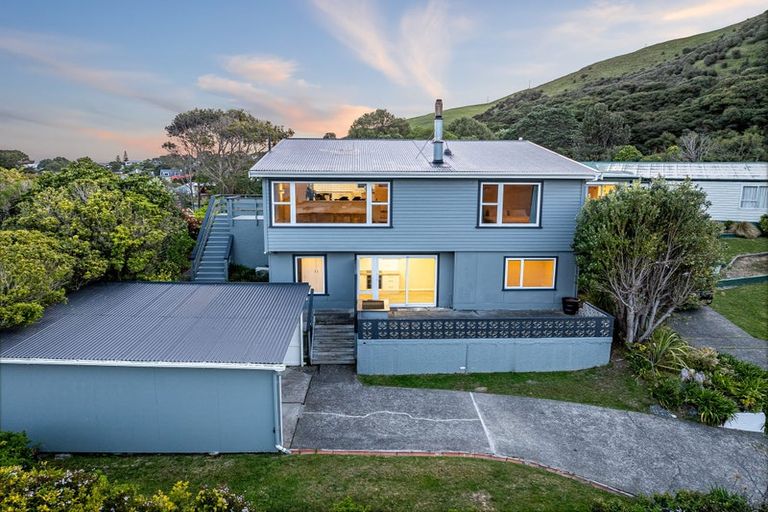 Photo of property in 2 Raroa Place, Pukerua Bay, 5026