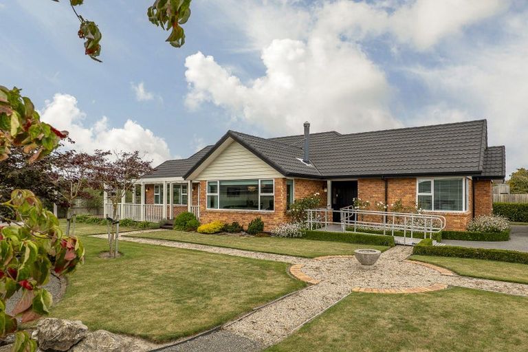 Photo of property in 10 Dundee Close, Darfield, 7510