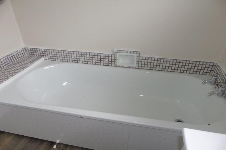 Photo of property in 38 Brooker Grove, Newlands, Wellington, 6037