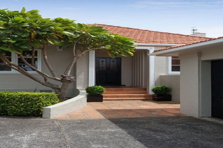 Photo of property in 14 Irirangi Road, Greenlane, Auckland, 1061