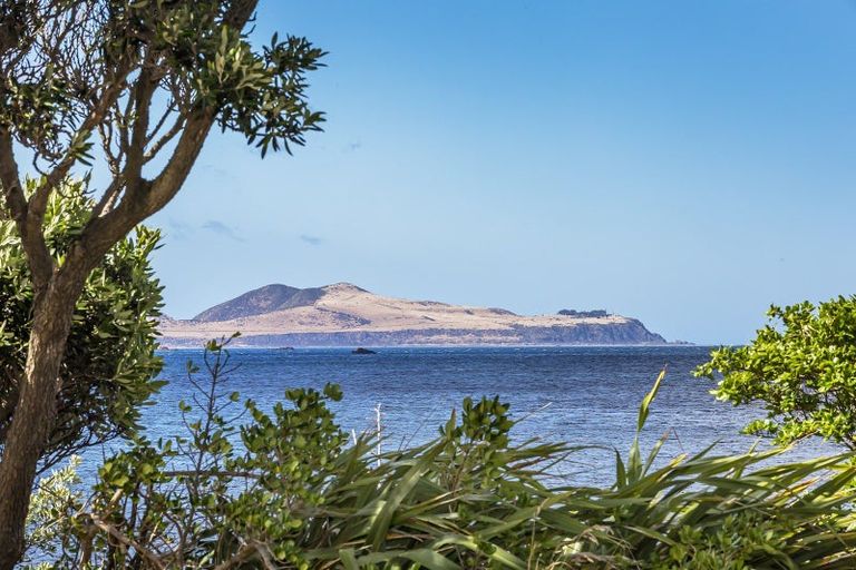 Photo of property in 130 Breaker Bay Road, Breaker Bay, Wellington, 6022