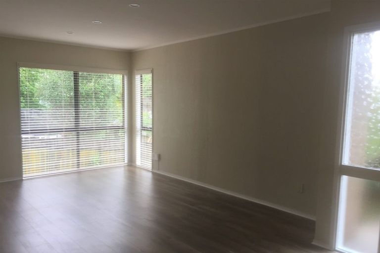 Photo of property in 2 Louise Place, West Harbour, Auckland, 0618