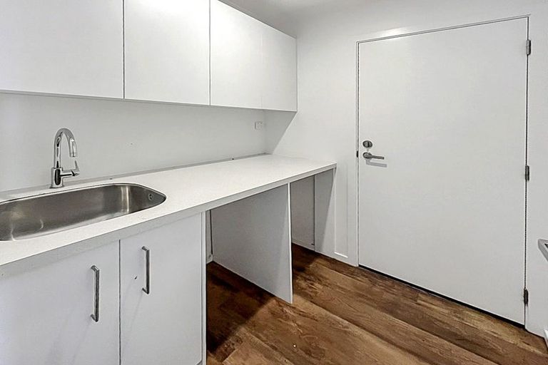 Photo of property in 111 Johnstone Drive, Fitzherbert, Palmerston North, 4410