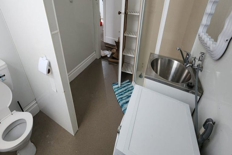 Photo of property in 60 Kelburn Parade, Kelburn, Wellington, 6012