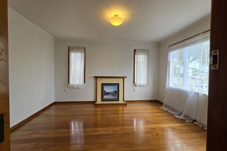 Photo of property in 4 Binsted Road, New Lynn, Auckland, 0600